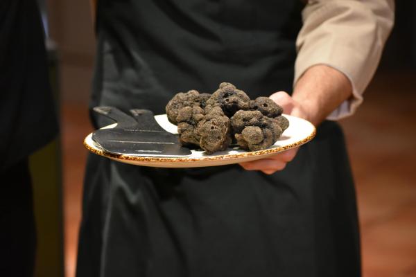 El chef Gabriele Milani deleita a una cincuentena de socios y socias en la noche italiana del Restaurante