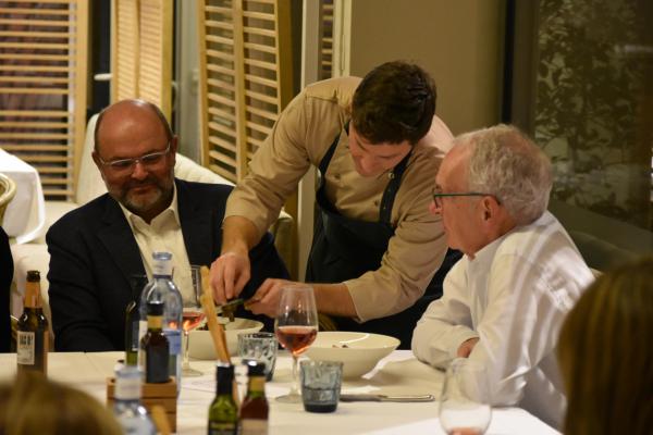 El chef Gabriele Milani deleita a una cincuentena de socios y socias en la noche italiana del Restaurante