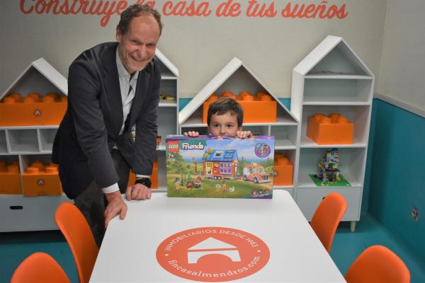 ex Mailan rep el premi com a guanyador del segon concurs “Construeix la casa dels teus somnis by Almendros”