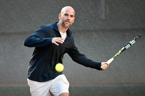 Un grup de socis i sòcies participen al Clínic de dobles amb Oriol Roca, Alex Martí, Romain Arneodo i Adrian Mannarino