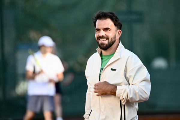 Un grup de socis i sòcies participen al Clínic de dobles amb Oriol Roca, Alex Martí, Romain Arneodo i Adrian Mannarino