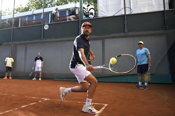 Un grup de socis i sòcies participen al Clínic de dobles amb Oriol Roca, Alex Martí, Romain Arneodo i Adrian Mannarino