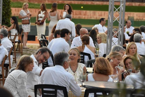 Gran ambiente a ritmo de rumba en la Fiesta de Blanco by Occident 