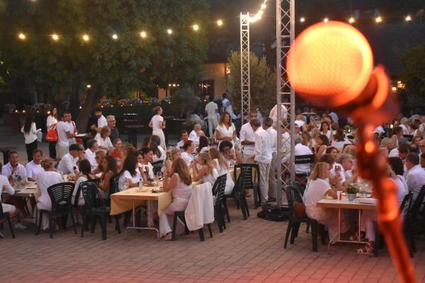Gran ambiente a ritmo de rumba en la Fiesta de Blanco by Occident 