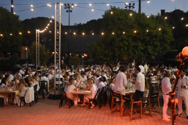 Gran ambiente a ritmo de rumba en la Fiesta de Blanco by Occident 