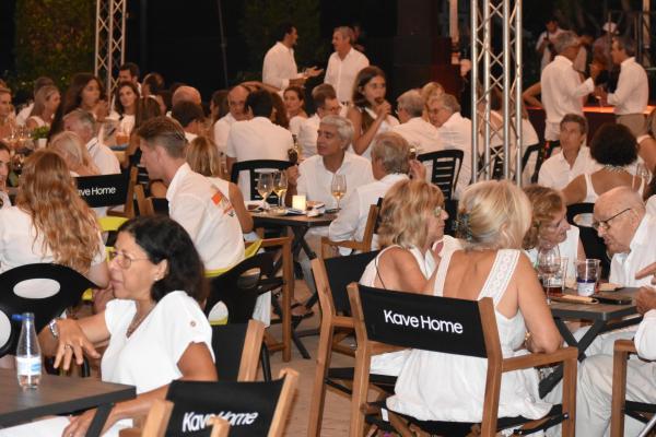 Gran ambiente a ritmo de rumba en la Fiesta de Blanco by Occident 