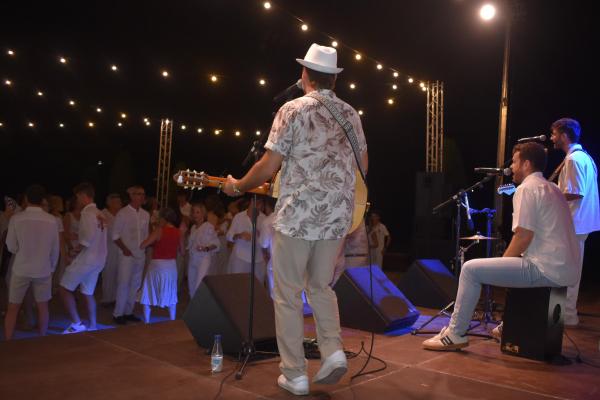 Gran ambiente a ritmo de rumba en la Fiesta de Blanco by Occident 