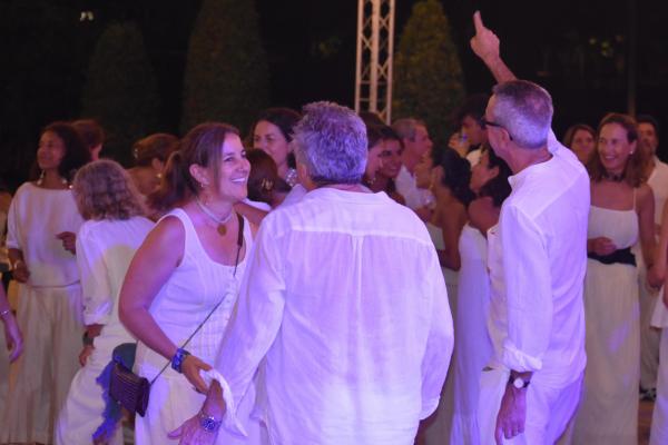Gran ambiente a ritmo de rumba en la Fiesta de Blanco by Occident 