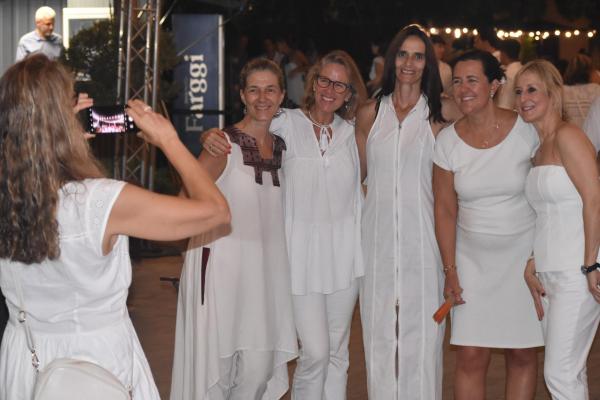 Gran ambiente a ritmo de rumba en la Fiesta de Blanco by Occident 