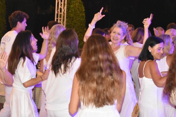 Gran ambiente a ritmo de rumba en la Fiesta de Blanco by Occident 