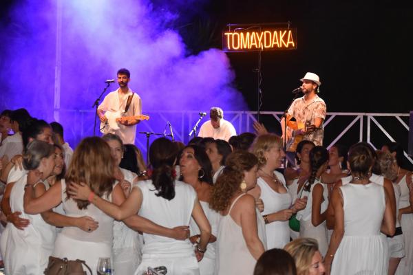 Gran ambiente a ritmo de rumba en la Fiesta de Blanco by Occident 