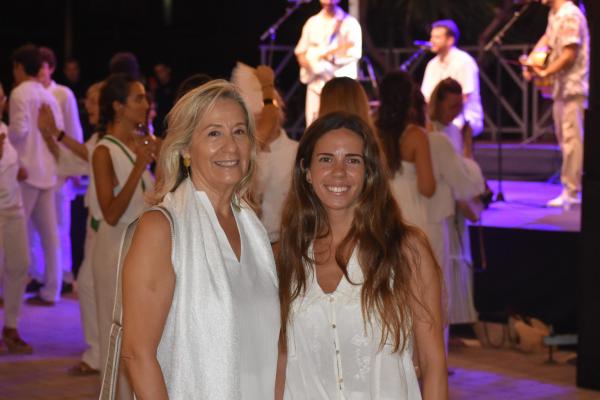 Gran ambiente a ritmo de rumba en la Fiesta de Blanco by Occident 