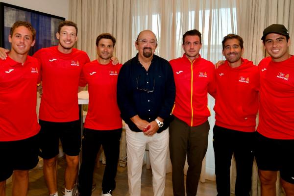Marc López amb Miguel Díaz, president de la RFET i l'equip de Copa Davis.