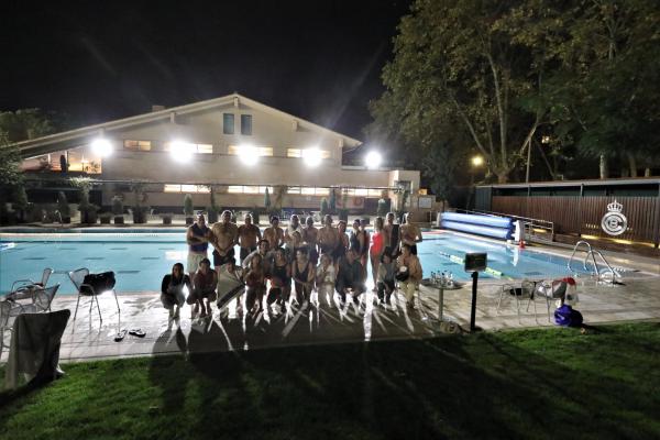 Anni Espar visita l’RCTB-1899 i juga un partit de waterpolo amb els socis/es