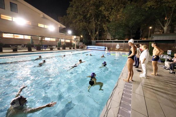 Anni Espar visita l’RCTB-1899 i juga un partit de waterpolo amb els socis/es