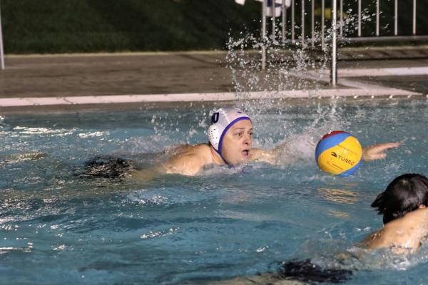 Anni Espar visita l’RCTB-1899 i juga un partit de waterpolo amb els socis/es