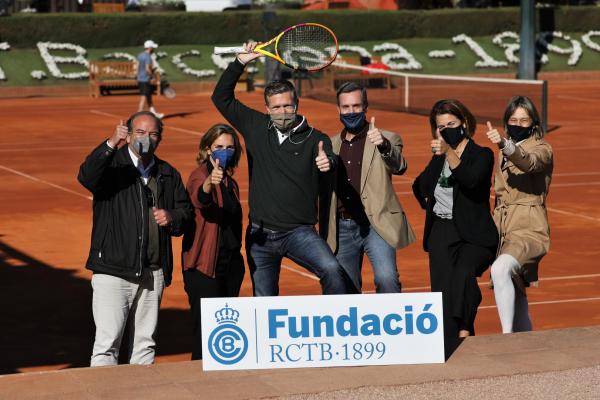 Arnald Riu se lleva la raqueta de Rafa Nadal