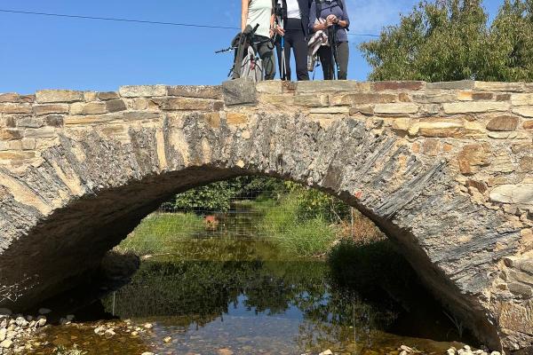 Un grup de socis i sòcies completa un dels trams més durs del Camí de Santiago