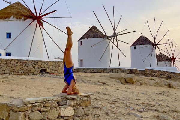 Categoría Paisaje: “Mykonos windmills” de Mika Kathy Nielsen