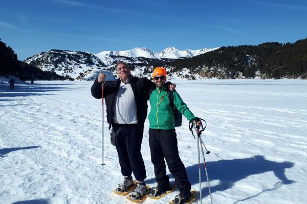 Els socis gaudeixen a la sortida amb raquetes de neu al Pirineu