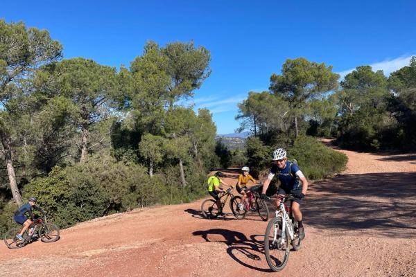 Bon ambient a la sortida en bicicleta de muntanya pel Garraf