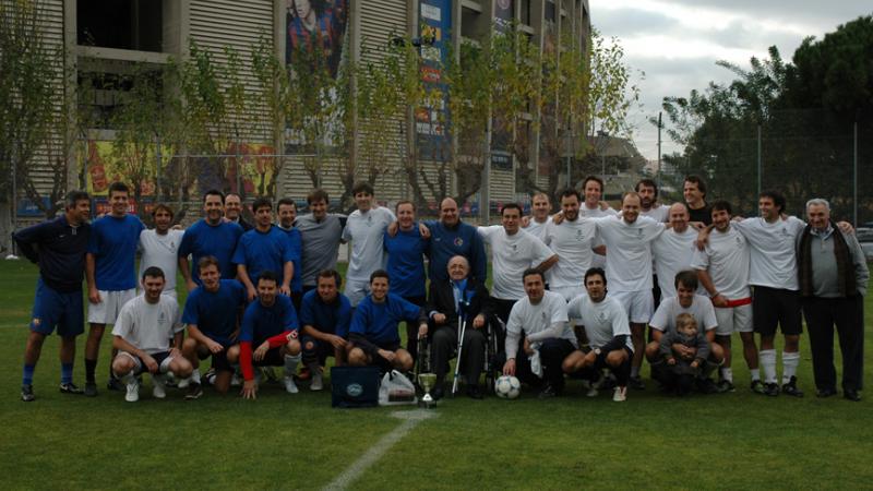 Futbol amateur sobre la gespa natural de la Masia