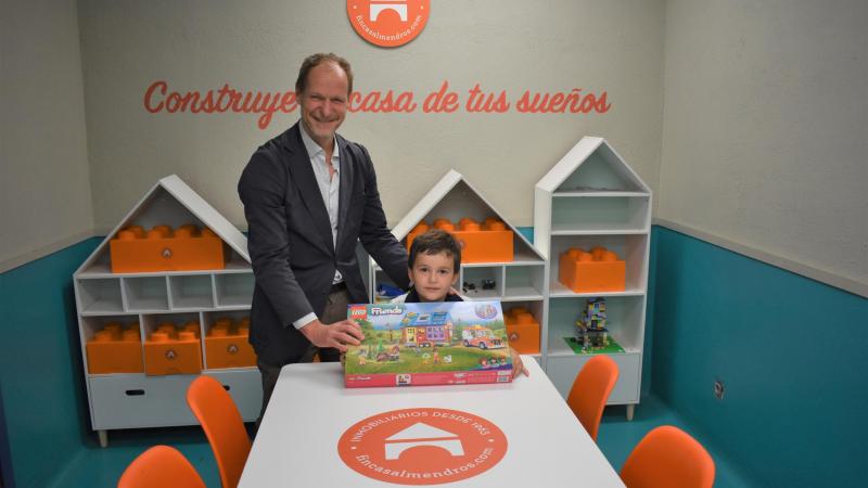 Alex Mailan recibe el premio como ganador del segundo concurso "Construye la casa de tus sueños by Almendros"