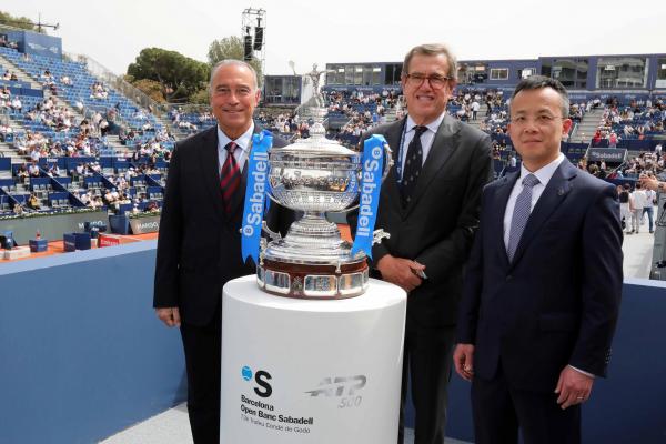 Jordi Cambra rep les directives de Barça i Espanyol abans del derbi