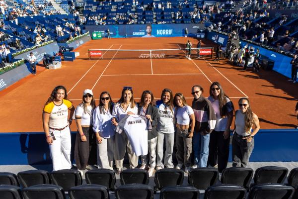 Les futbolistes del FC Badalona Women entreguen una samarreta a Sònia Roig