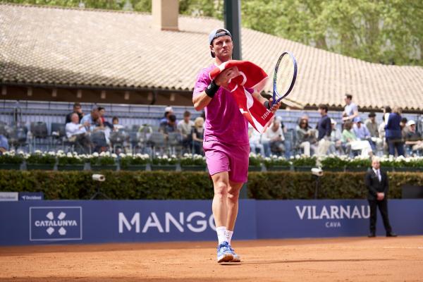 Max Alcalá cau davant Alexandre Müller en la seva cinquena participació a Barcelona